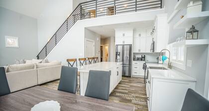 3BR River Front with inviting views