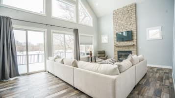 Smart TV, fireplace, DVD player, stereo