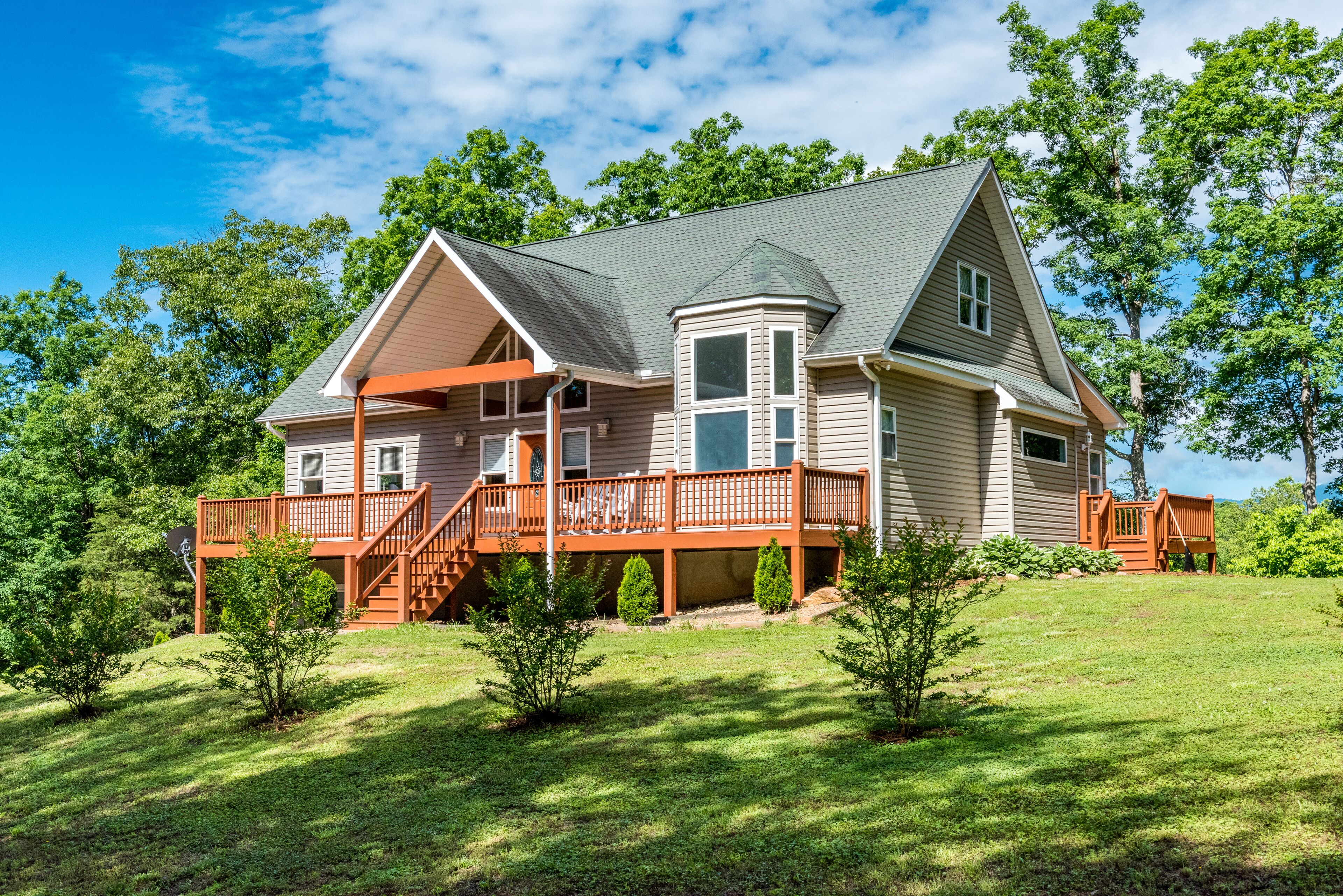 Large pet friendly country retreat 15 mins to TIEC, 11 mins to Lake Lure. Views.