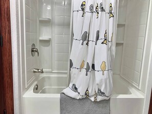 Combined shower/tub, hair dryer, towels