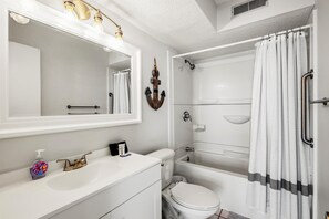 Badekar, hårtørrer, håndklæder