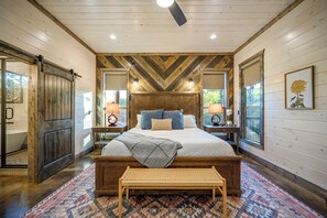 6 bedrooms, iron/ironing board, free WiFi, bed sheets - Sleeps 22, Creek Side, Pickleball, Basketball Court, Game room in Broken Bow! (Broken Bow)