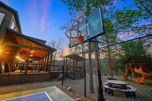 Outdoor dining - Sleeps 22, Creek Side, Pickleball, Basketball Court, Game room in Broken Bow! (Broken Bow)