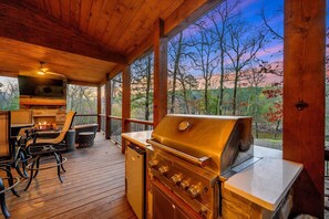 Property grounds - Sleeps 22, Creek Side, Pickleball, Basketball Court, Game room in Broken Bow! (Broken Bow)