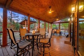 Outdoor dining - Sleeps 22, Creek Side, Pickleball, Basketball Court, Game room in Broken Bow! (Broken Bow)
