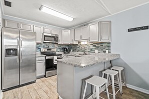 Frigorifero, microonde, forno, piano cottura