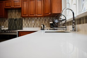 Fridge, microwave, oven, stovetop - 3Bdrm, A/C, Wi-Fi, Washer & Dryer - Spacious House (Kingston)