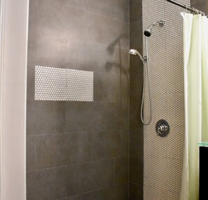 Duschwanne, Handtücher, Seife, Toilettenpapier