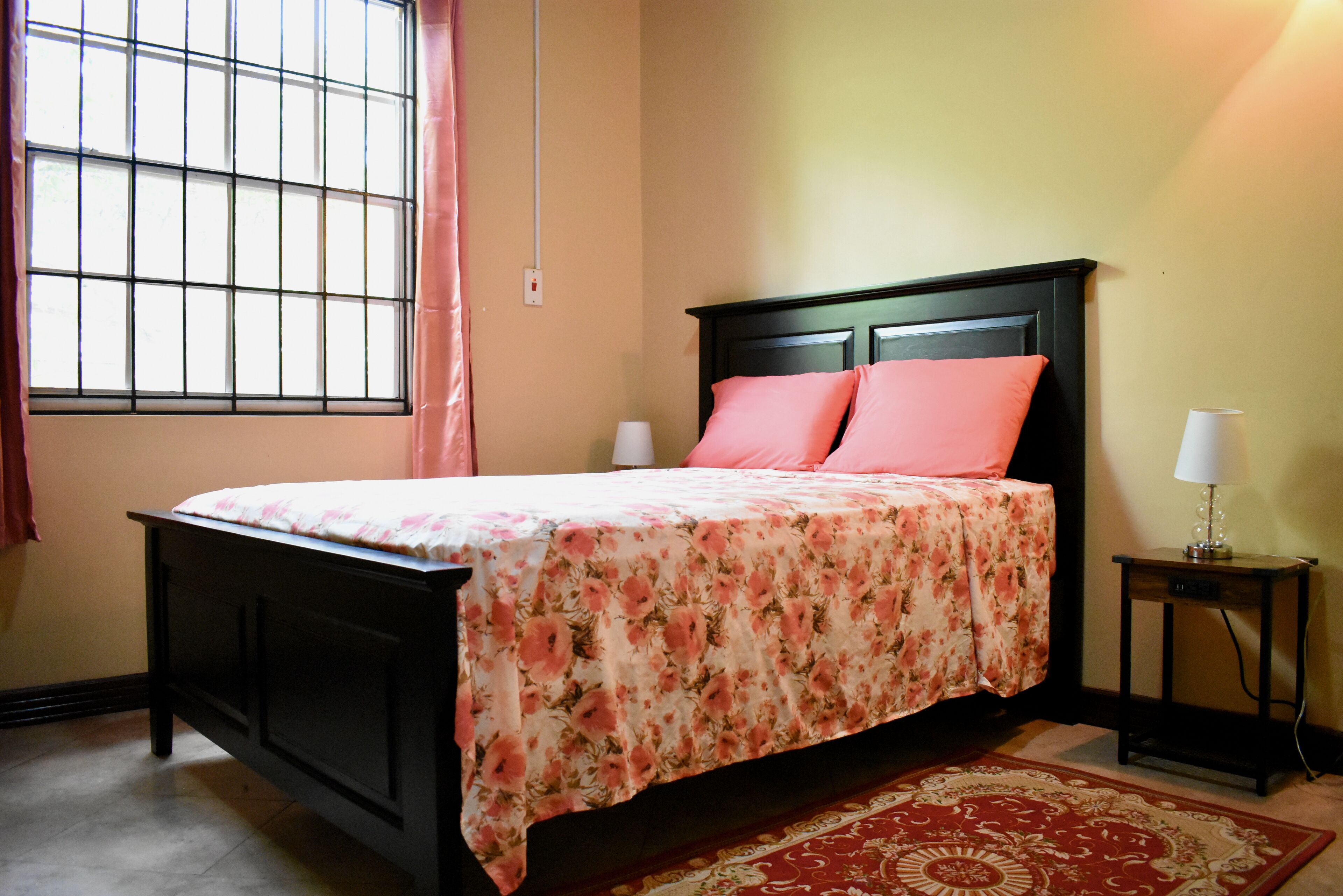 3 quartos, escrivaninha, ferros/tábuas de passar roupa