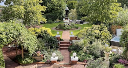 The Coach House by Bloom Stays - a holiday let that sleeps 12 guests in 6 bedrooms