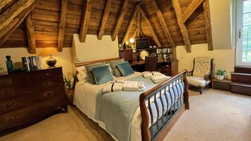 6 bedrooms, desk, iron/ironing board, WiFi