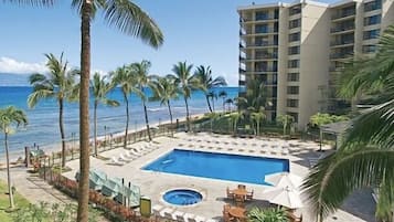 Alberca al aire libre y alberca climatizada