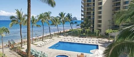 Una piscina al aire libre, una piscina climatizada