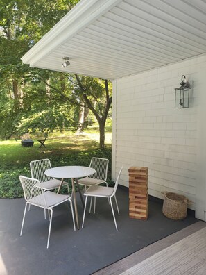 Outdoor dining - Newly renovated studio with private pool (Fairfield)