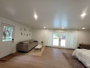Room - Newly renovated studio with private pool (Fairfield)