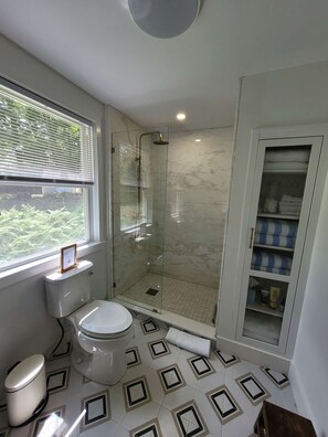 Bathroom - Newly renovated studio with private pool (Fairfield)