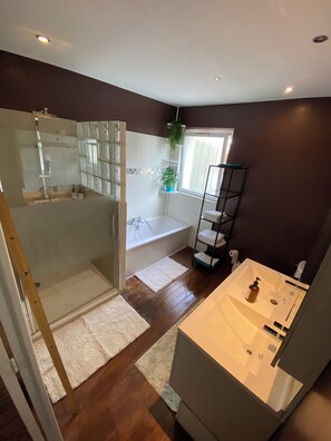 Shower, hair dryer, towels, soap - Nice town house, 4 mn from Bordeaux Rive droite Private swimming pool (Cenon)
