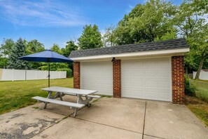 Outdoor dining - 3BR Retreat Near Cleveland | Sunroom w/ Ping-Pong (Independence)
