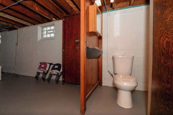 Shower, hair dryer - 3BR Retreat Near Cleveland | Sunroom w/ Ping-Pong (Independence)