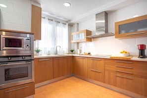 Frigorífico, microondas, horno y lavavajillas