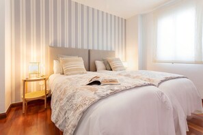 3 slaapkamers, een bureau, een strijkplank/strijkijzer, wifi