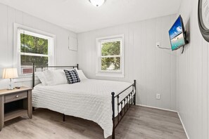 2 bedrooms, iron/ironing board, WiFi, bed sheets - The Salty Dog | Pet-Friendly | Private Yard (Hampton)