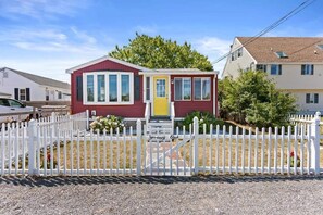 Exterior - The Salty Dog | Pet-Friendly | Private Yard (Hampton)