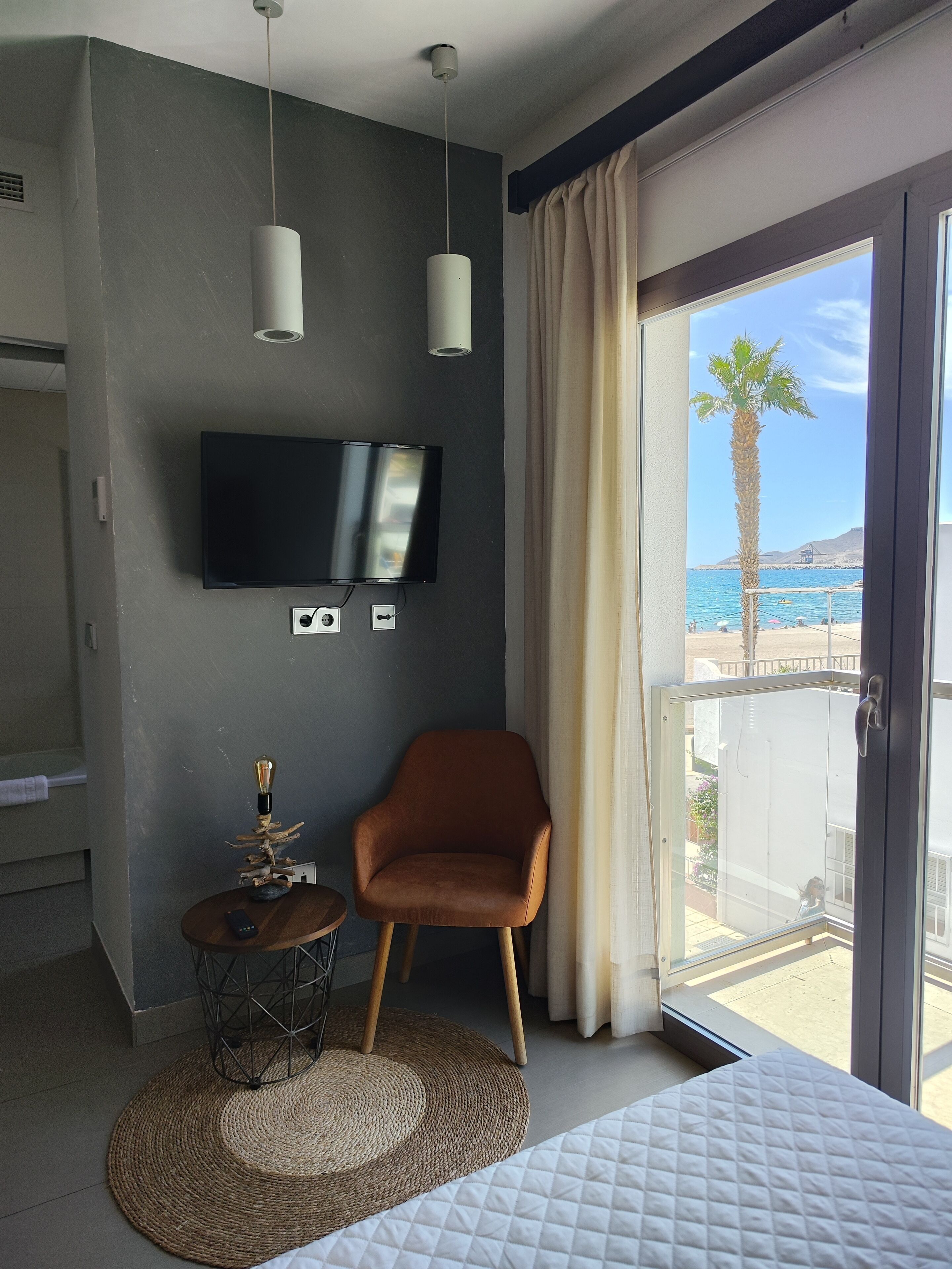 Habitació doble o amb dos llits individuals Comfort, vistes parcials al mar | Minibar gratuït, escriptori i espai de treball apte per a portàtils 