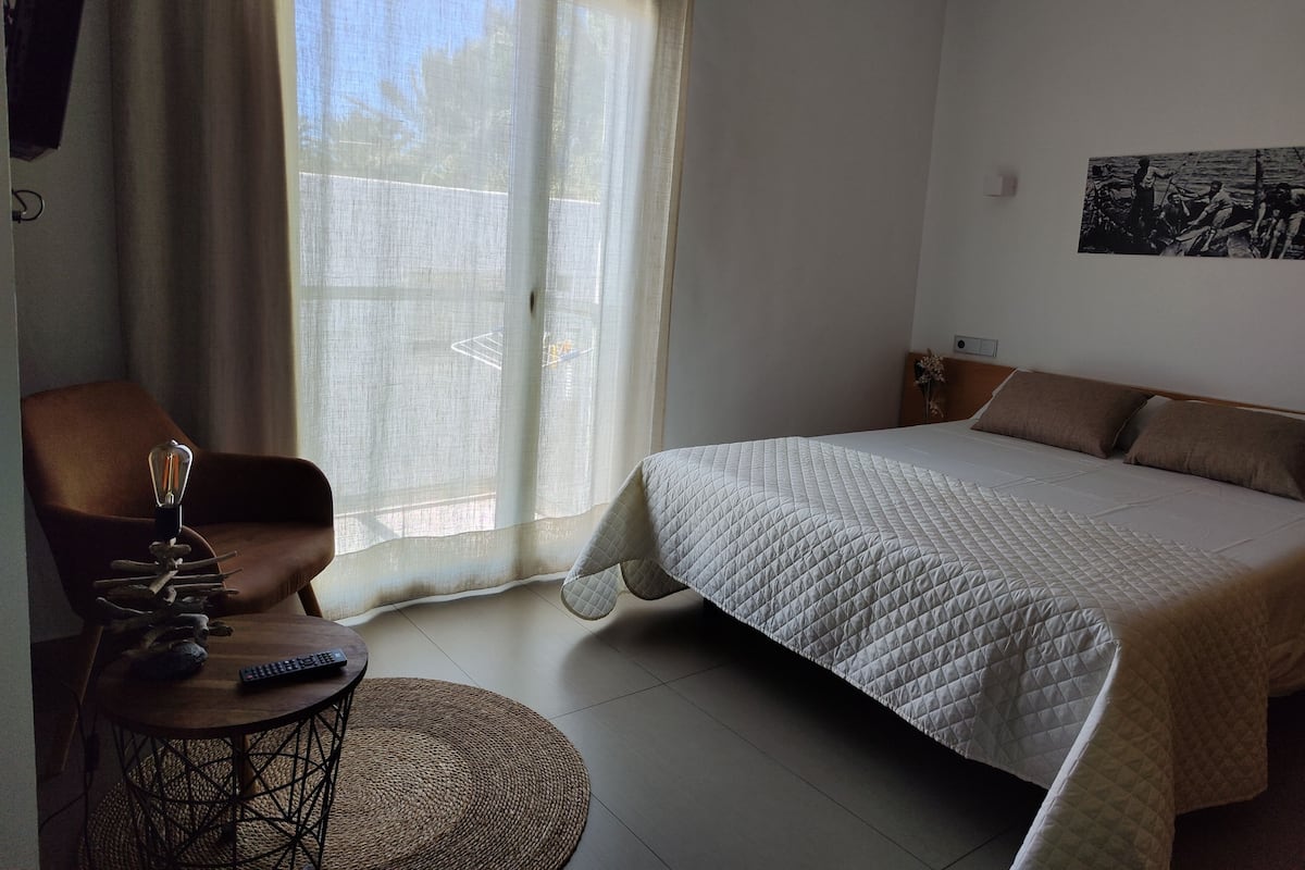Comfort-værelse med dobbeltseng eller 2 enkeltsenge - delvis havudsigt | Gratis minibar, skrivebord, arbejdsområde til bærbare computere