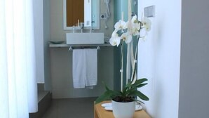 Habitación Deluxe doble, vistas al mar | Baño