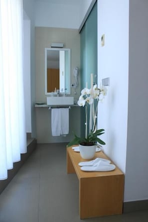 Deluxe Double Room, Ocean View | Bathroom | Bathtub, free toiletries, hair dryer, bidet