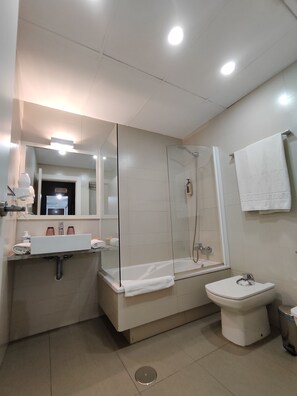 Economy Double Room | Bathroom | Bathtub, free toiletries, hair dryer, bidet - Hotel Alboran (Carboneras)