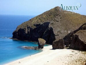 Beach nearby, white sand - Hotel Alboran (Carboneras)