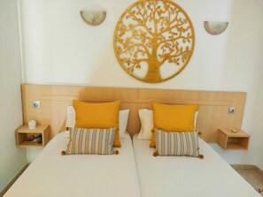 1 slaapkamer, een kluis op de kamer, een bureau