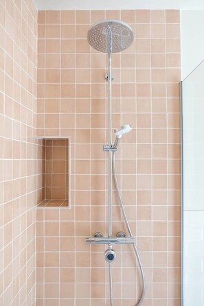 Dusche, Haartrockner, Handtücher, Seife