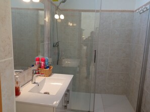 Shower, hair dryer, bidet, towels - Can Barcelo (Inca)