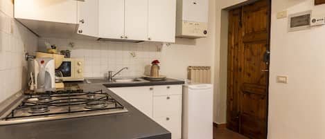 Comfort Apartment | Private kitchen | Fridge, stovetop, coffee/tea maker, cookware/dishes/utensils