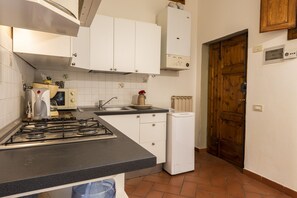 Refrigerador, placa de cocina, cafetera/tetera, utensilios de cocina