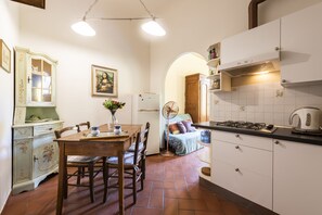 コンフォート アパートメント | 専用キッチン | 冷蔵庫、コンロ、コーヒー / ティーメーカー、調理器具と食器