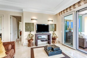 شقة فاخرة | غرفة المعيشة | مشغل دي في دي