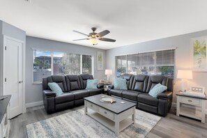 40-inch TV with cable channels - Island Breeze Escape (Fort Myers Beach)