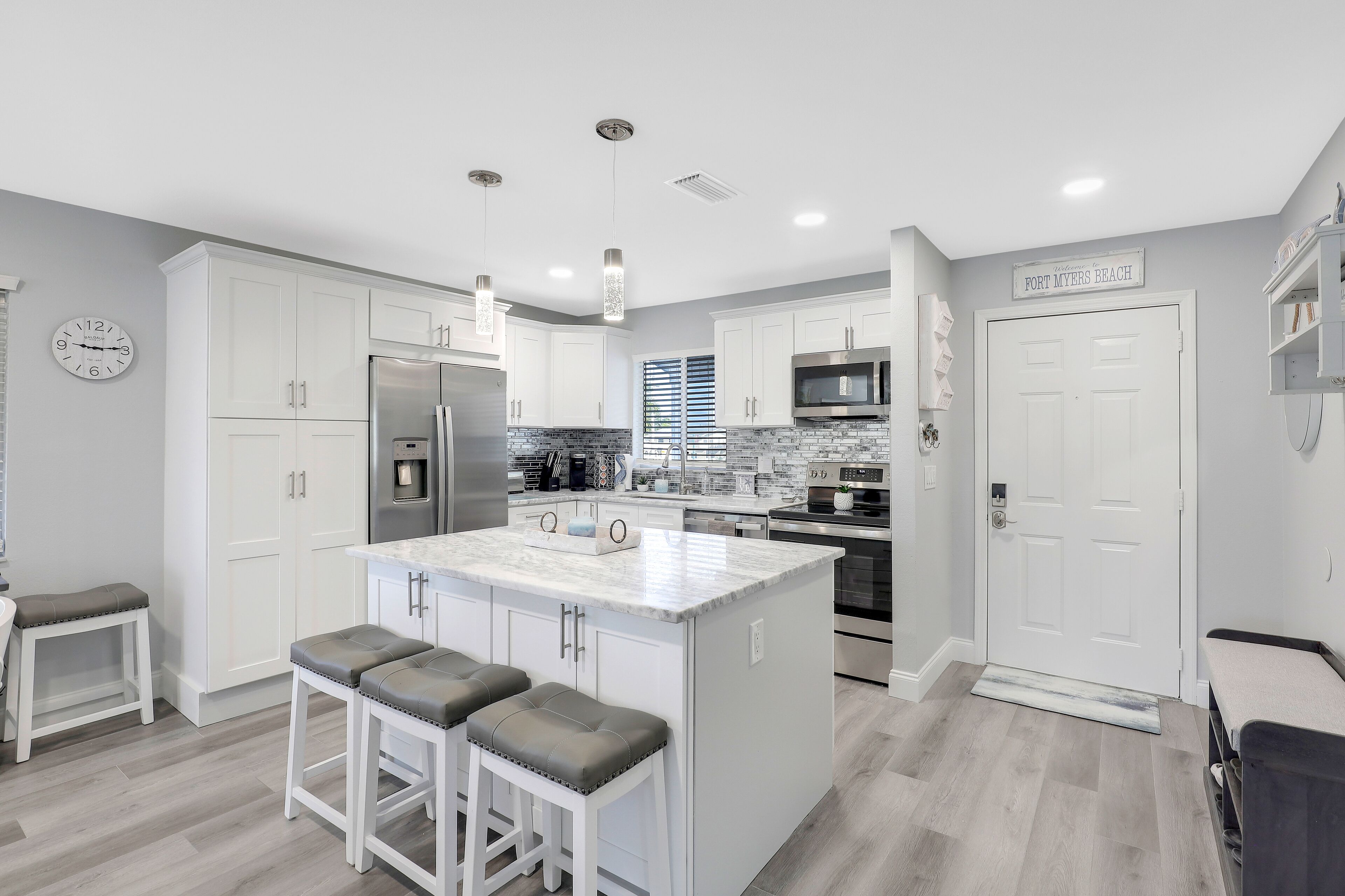 Frigorifero, microonde, forno, piano cottura