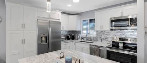 Refrigerador, microondas, horno y parrilla de estufa