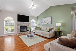 スマートテレビ、暖炉、書庫、PC モニター