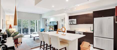 Kjøleskap, mikrobølgeovn, ovn og kokeplater