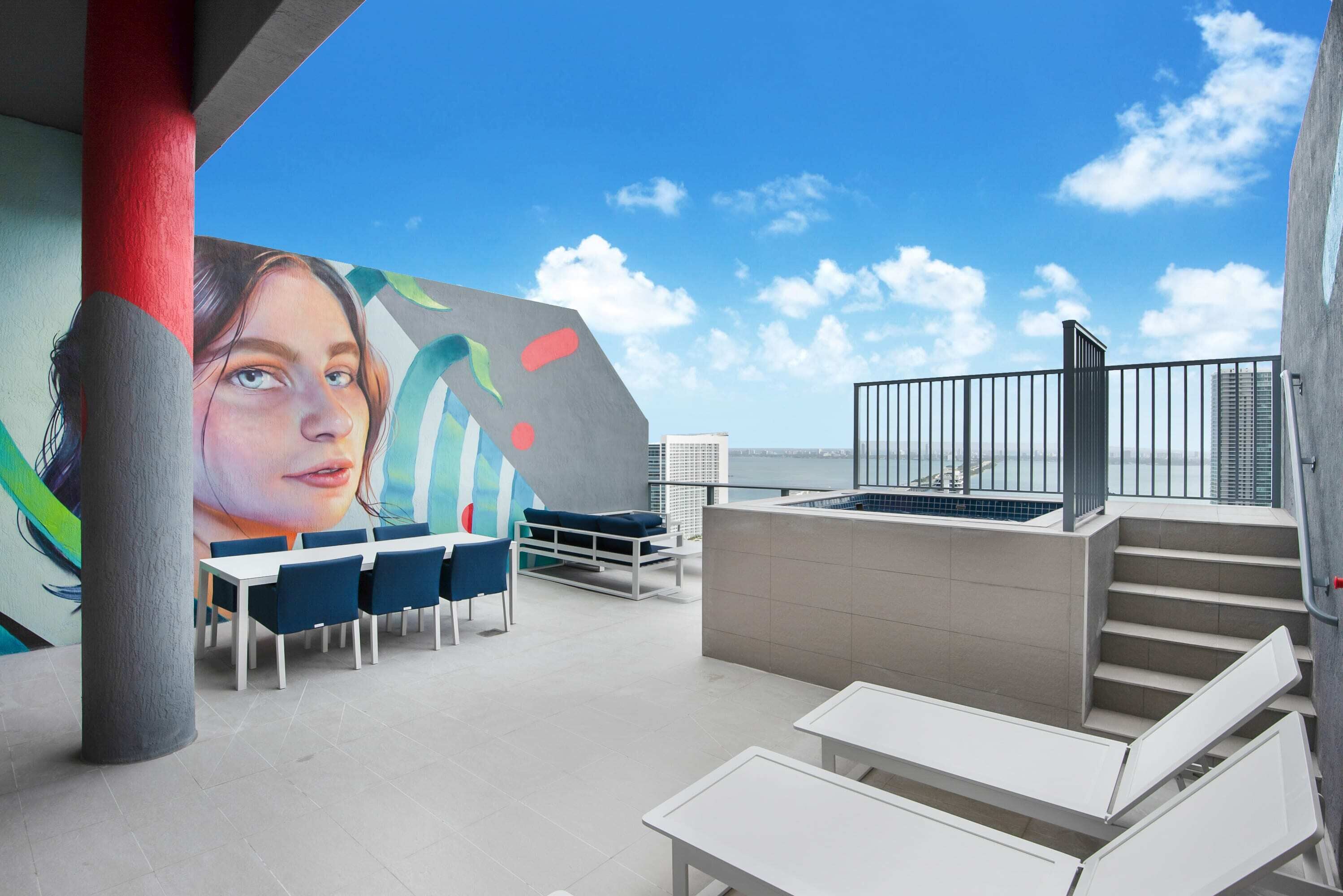 3Story Penthouse-Private Rooftop w/ Jacuzzi Midown