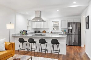 Jääkaappi, mikroaaltouuni, uuni, liesi