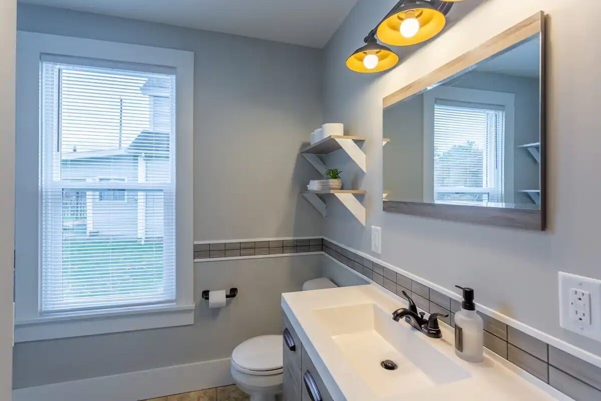 Kombinert dusj/badekar, hårføner og håndklær