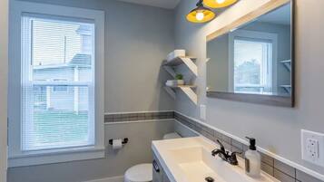 Kombinert dusj/badekar, hårføner og håndklær