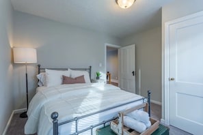 2 bedrooms, desk, iron/ironing board, free WiFi - The Culver House - Downtown Logan, Hocking Hills (Logan)